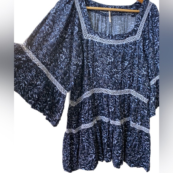 Free People Talk About It Tunic Top Womens Sz Med Blue Floral Lace Trim - Picture 5 of 5